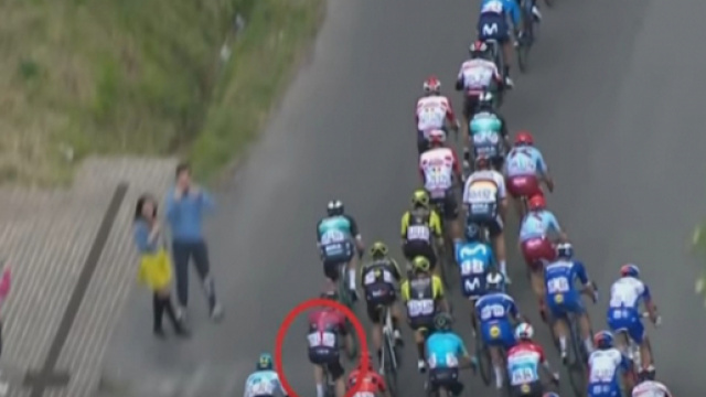 Salvatore Puccio causa la caduta che &egrave; costata il ritiro a Tom Dumoulin