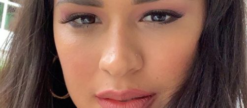 A cantora apareceu usando pijama com estampa de dinossauro. (Reprodu&ccedil;&atilde;o/Instagram/@simoneses)