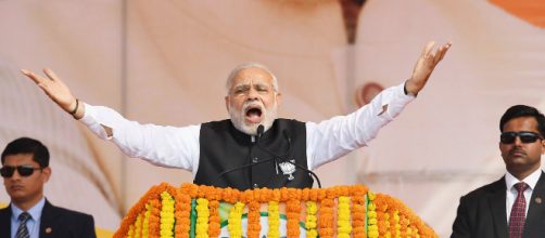 Narenda Modi en un encendido discurso, rodeado de sus guardaespaldas.