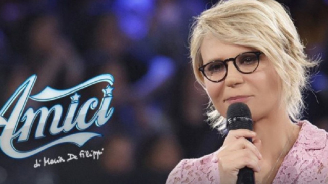 Anticipazioni Amici 18, la semifinale: giuria speciale con J-Ax, Romina Power e Ferilli
