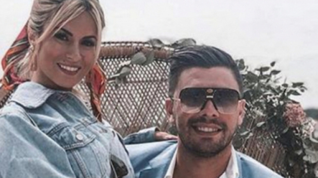 Carla et Kevin (LMAT) bient&ocirc;t mari&eacute;s ? Ils affichent une bague de fian&ccedil;ailles sur une publication Instagram.