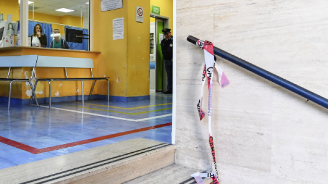 Napoli, la camorra spara in ospedale: 22enne gambizzato