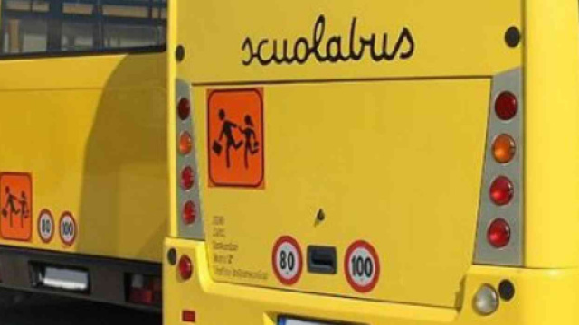 Padova: scuolabus si rovescia, otto bimbi feriti l'autista scappa