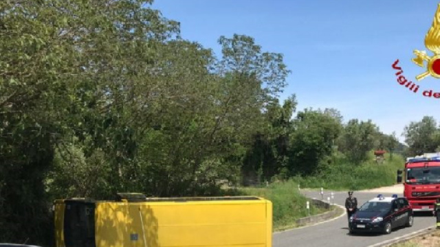 Padova, si ribalta uno scuolabus ad Arqu&agrave; Petrarca: sette studenti feriti