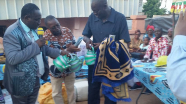 Achille Atanga lors de la distribution des pagnes et des accesoires aux musulmans &copy; Simone Virginie Nga
