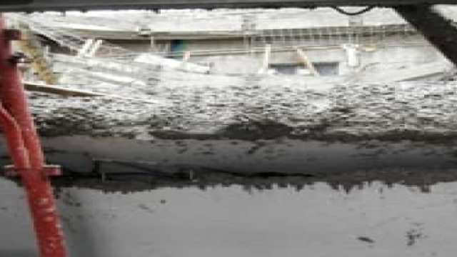 Brindisi, crolla il solario in una scuola: un operaio ferito