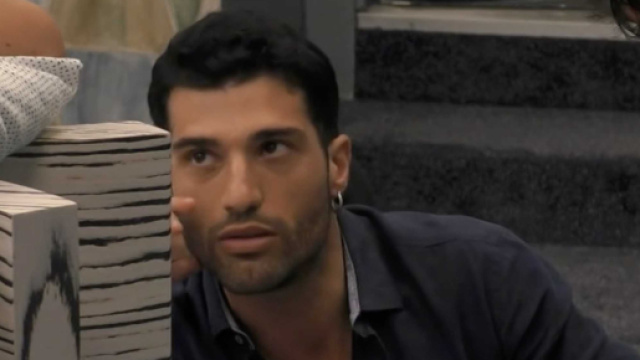 GF16: Michael Terlizzi si sfoga e piange nel confessionale.