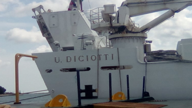 Brindisi, la nave Diciotti ormeggiata nel porto interno.