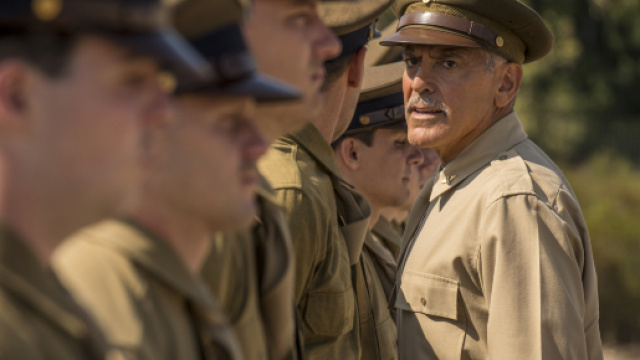 George Clooney nei panni del tenente Scheisskopf