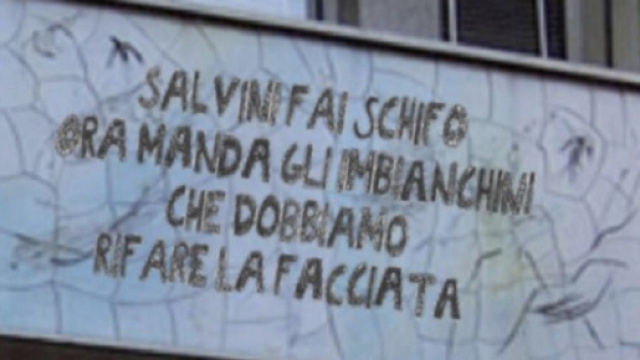 La scritta anti-Salvini pubblicata in un tweet da Selvaggia Lucarelli