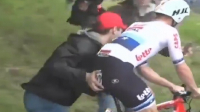 Victor Campenaerts in difficolt&agrave; a ripartire dopo il cambio di bici.