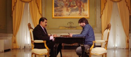 Jordi &Eacute;vole con Nicol&aacute;s Maduro en un programa de 'Salvados' del pasado febrero. / ATRESMEDIA