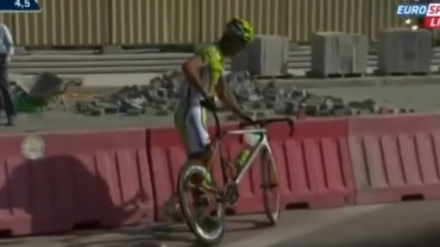 Il lancio della bici di Peter Sagan