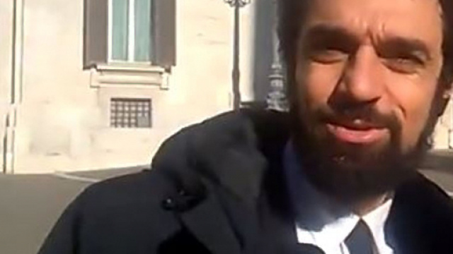 L'ex iena bacchettato sull'uso che farebbe della sua ex divisa. (Ph. Youtube).