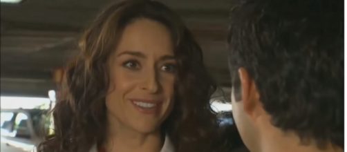 Cinthia e Gustavo se beijam. (Reprodu&ccedil;&atilde;o/Televisa)