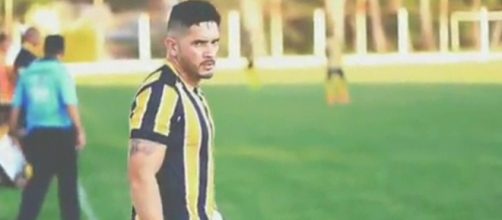 Pol&iacute;cia invade jogo de futebol em MG e prende Sonny Clay Dutra. (Reprodu&ccedil;&atilde;o/TV Globo)