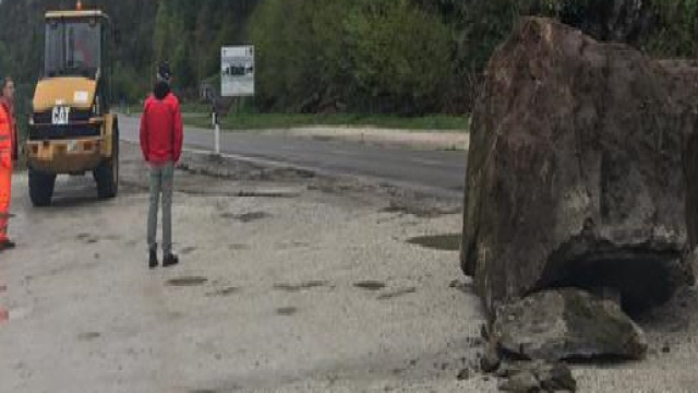 Belluno, enorme macigno piomba sulla strada all'ora di punta: nessun ferito
