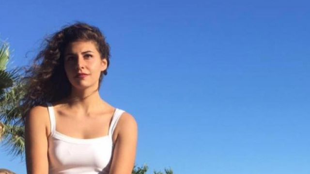 Deborah Sciacquatori, 19 anni, a Monterotondo ha ucciso il padre violento, ex pugile: il pm sta valutando la legittima difesa.