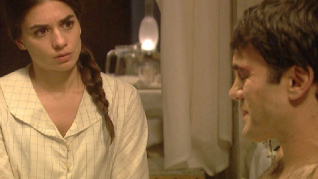 Il Segreto, spoiler: il dottor Alvaro confessa ad Elsa la verit&agrave; sull&rsquo;aggressione subita