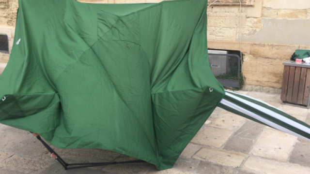 Lecce, assalto ad un gazebo della Lega in piazza, ferita una ragazza