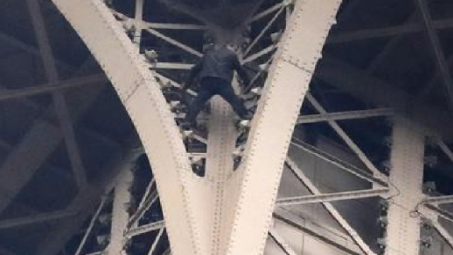 Parigi, evacuata la Tour Eiffel: un uomo cercava di scalarla a mani nude, arrestato