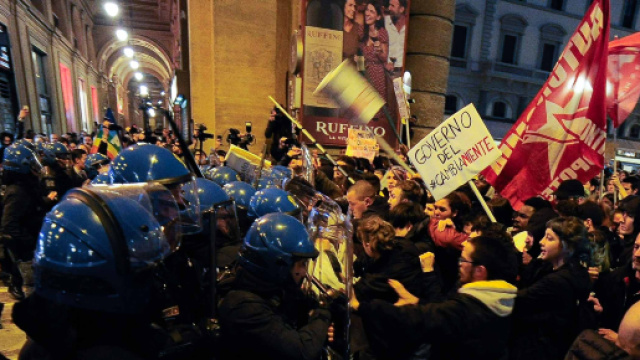 Salvini a Firenze, scontri in piazza tra forze dell'ordine e manifestanti - corriere.it