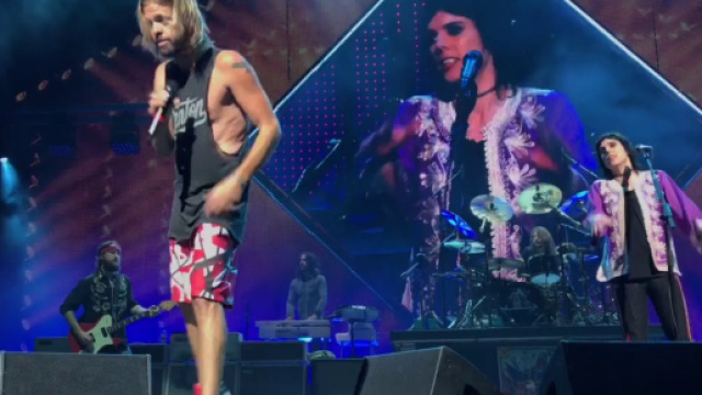 Foo Fighters suonano Under Pressure con il cantante degli Struts