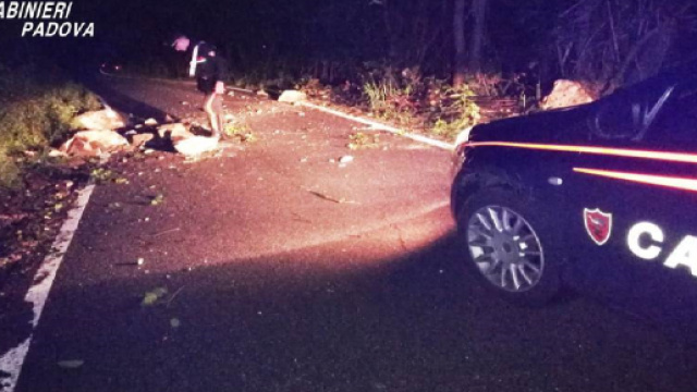 Padova, si staccano dei massi da una montagna e colpiscono auto in transito: nessun ferito