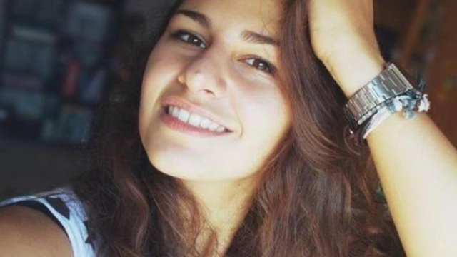 Roma, il dolore di Deborah mentre soccorreva il padre che aveva colpito con un pugno: 'Ti voglio bene, non mi lasciare'