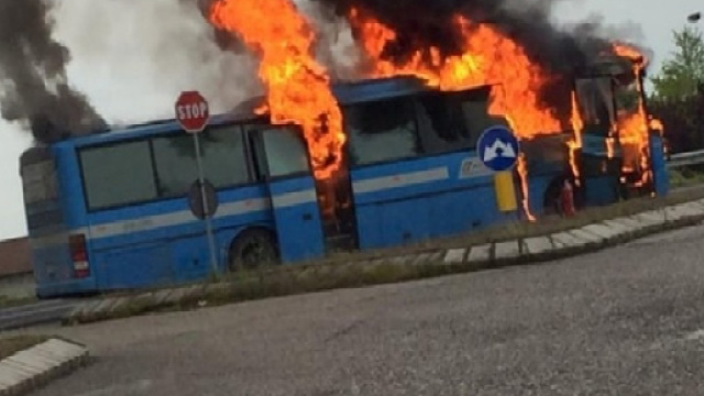 Rovigo, bus va a fuoco durante la marcia, a bordo 20 studenti: tutti salvi