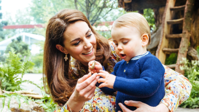 La duchessa Kate gioca insieme al figlio Louis, il pi&ugrave; piccolo, di un anno
