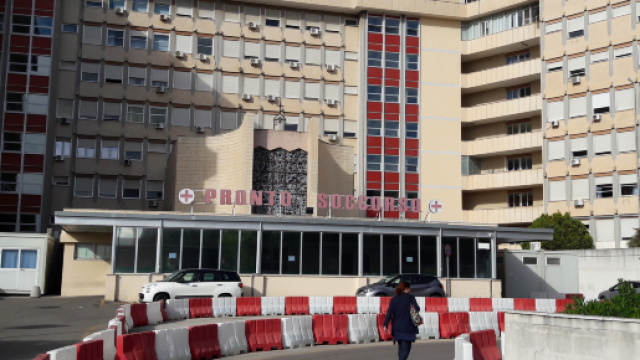 Lecce, esplode il distributore di bevande: operaio 23enne in prognosi riservata
