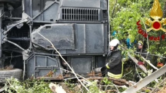 Siena, si ribalta bus di turisti, morta una donna: 31 feriti