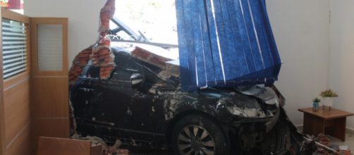Carro que estava no estacionamento foi parar dentro da recep&ccedil;&atilde;o. (Arquivo Blasting News)