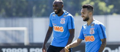 Zagueiro Manoel (&agrave; esq.) levou um pis&atilde;o durante um dos treinos e dar&aacute; lugar a Marllon. (Divulga&ccedil;&atilde;o/Rodrigo Gazzanel/Ag&ecirc;ncia Corinthians)