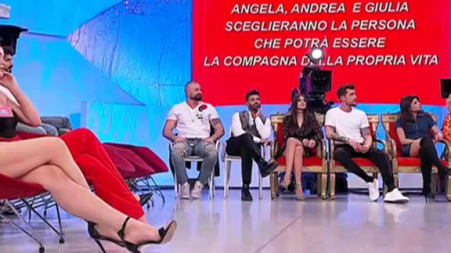 Anticipazioni Uomini e Donne: ancora baci e litigi nel Trono Classico.