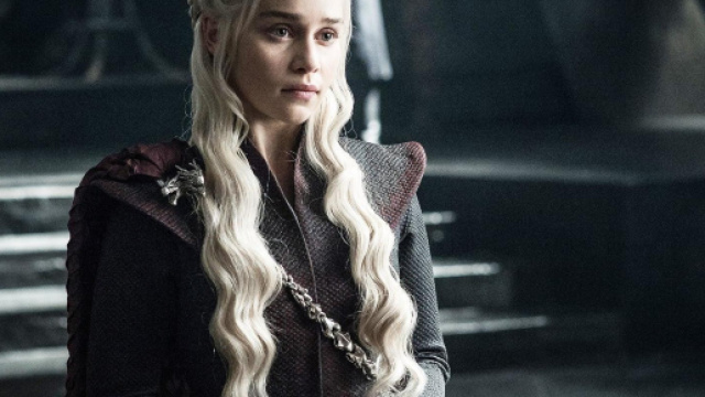 Emilia Clarke nei panni di Daenerys Targaryen, da eroina a devastatrice
