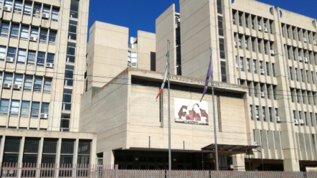Lecce, bimbo bruciato con le sigarette perch&eacute; si opponeva agli abusi: indagati padre e zio