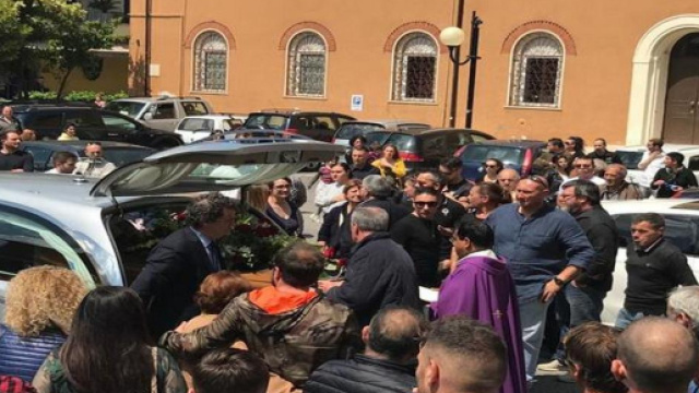 Monterotondo, svolti i funerali di Lorenzo Sciacquatori, l'uomo ucciso dalla figlia di 19 anni