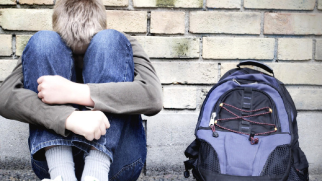 Pavia, 15enne picchiato in classe dai compagni: rischia di perdere un occhio