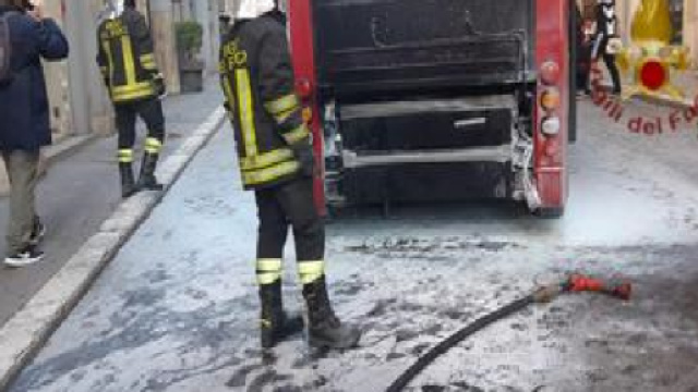 Roma, minibus a fuoco in pieno centro: Procura apre un'inchiesta per incendio colposo