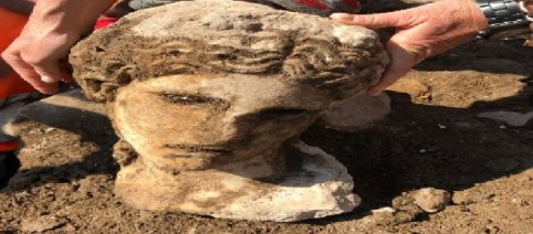 Roma, dagli scavi di via Alessandrina riaffiora la grande testa di una statua