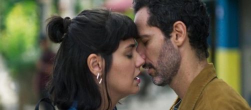 Sara recupera a mem&oacute;ria e se declara para Ali na novela '&Oacute;rf&atilde;os da Terra'. (Reprodu&ccedil;&atilde;o/TV Globo)