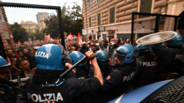 Genova, giornalista picchiato dai poliziotti - blitzquotidiano.it
