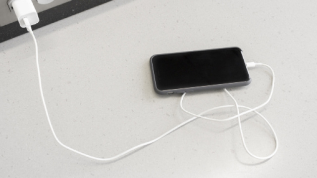 India, bimba di due anni muore folgorata dal caricabatteria del cellulare
