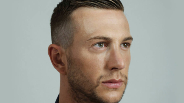 Juventus, Bernardeschi regala la maglia a un piccolo tifoso.