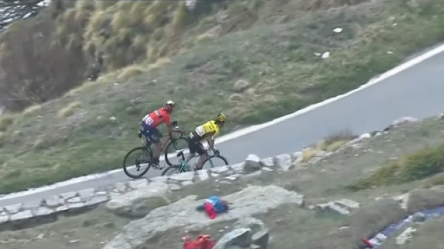 Nibali e Roglic sulla salita finale al Lago Serr&ugrave;