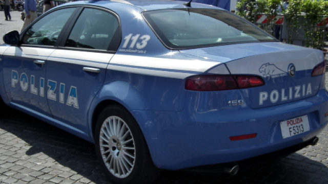 Novara, bimbo morto a Sant'Agabio, parla la madre: '&Egrave; caduto dal lettino', trovati lividi sospetti sul suo corpo