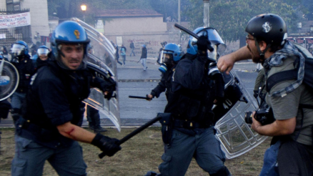 Picchiato dalla polizia Origone, giornalista di Repubblica: parte l'inchiesta