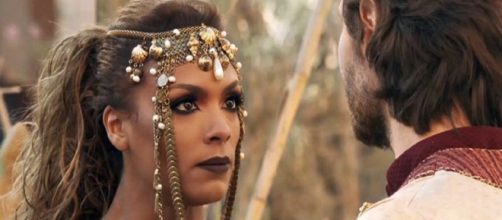 Jezabel tenta impedir que Queila e Barzilai fujam juntos. (Reprodu&ccedil;&atilde;o/Record TV)